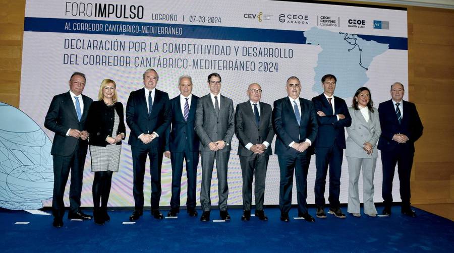 Los presidentes de las organizaciones empresariales y los representantes políticos de las comunidades de La Rioja, Comunitat Valenciana, Aragón, Castilla y León y Cantabria, tras la firma de la declaración.