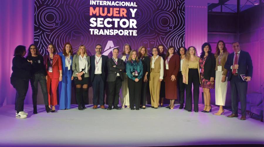 Foto de familia de ponentes y organización del II Foro Internacional Mujer y Sector Transporte. Foto L.D.