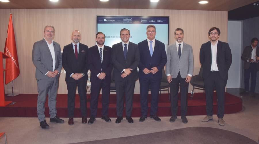 De izquierda a derecha, Julián Larraz, moderador; Alfredo Soler, presidente de Propeller Valencia; José Bleda, secretario de Propeller Madrid; Jorge Rodrigo, consejero de Transportes de la Comunidad de Madrid; Vicente Martínez, consejero de Infraestructuras de la Comunidad Valenciana; Luis Arnaiz, vicepresidente de Conexus; y José María López, decano de EAE Madrid Business School. Foto M.C.