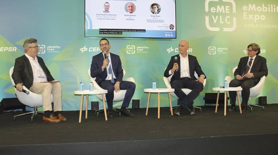 Tomás de la Vega, director de Logistop; José Andrés Giménez, director de Logística Portuaria de la Fundación Valenciaport; Arjen Heeres, CEO de Decide4AI y Sergi Saurí, director del CENIT. Foto J.C.P.