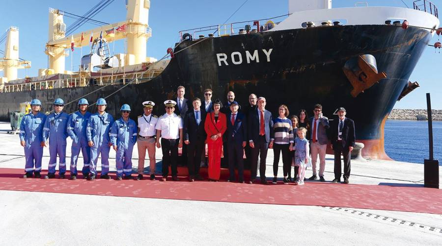 El Puerto de Carboneras acoge el bautismo del granelero “Romy”