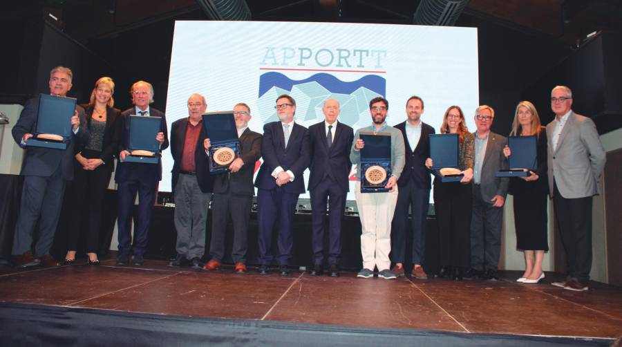 En el centro de la imagen, desde la izquierda, Manel Nadal, secretario de Mobilitat i Infraestructures de la Generalitat de Catalunya; Saül Garreta, expresidente de Port Tarragona y galardonado en los Premios APPORTT; Santiago Castellà, presidente de Port Tarragona y Joan Oriol, presidente de APPORTT, junto con el resto de galardonados en la entrega de los Premios APPORTT 2024. Foto C.C.