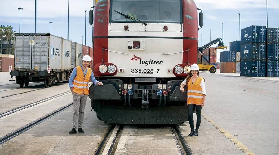 Pedro Catalán, director general de CSP Logitren y Ana Rumbeu, Directora de Formación, de la Fundación Valenciaport junto a uno de los trenes de Logitren.