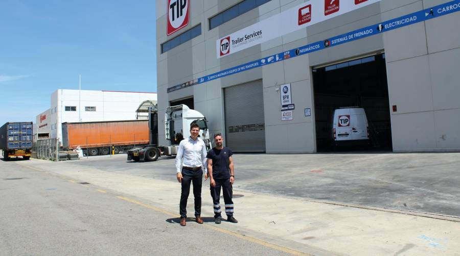 Joaquín Tomás, clúster manager Levante de TIP Group, junto a Daniel Arcos, supervisor jefe del taller de TIP Group en Riba-roja. Foto Loli Dolz.