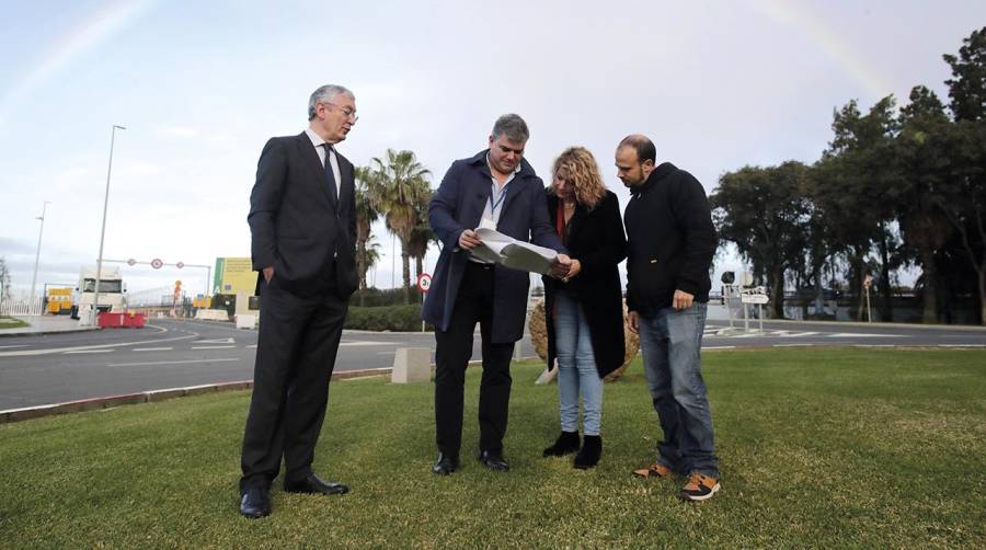 La presidenta del Puerto de Huelva, Pilar Miranda junto al artista grafitero Manomatic visitando el lugar donde va a estar situado el mural.