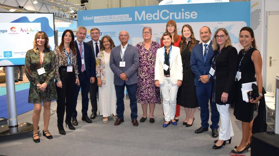 El presidente del Puerto de Málaga, Carlos Rubio, junto con May Bond, Group Director de Seatrade, y Figen Ayan, presidenta de MedCruise, y otros respresentantes de la comunidad portuaria española, ayer durante la presentación de Seatrade Cruise Med 2024. Foto B.C.