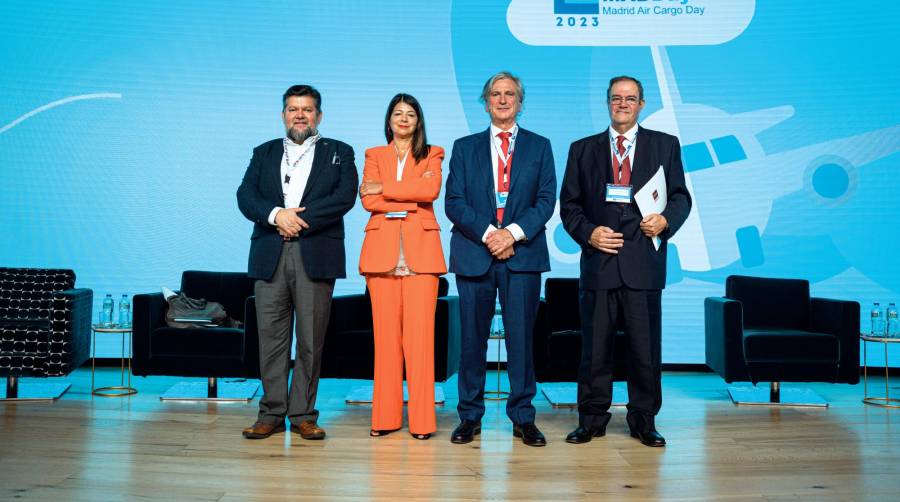 De izquierda a derecha, Moisés Solís, presidente de ALACAT; María José Cuenda, directora general Comercial e Inmobiliaria de Aena; Jesús Cuéllar, presidente de Foro MADCargo; y José Luis Fernández-Quejo, director general de Transportes de la Comunidad de Madrid.