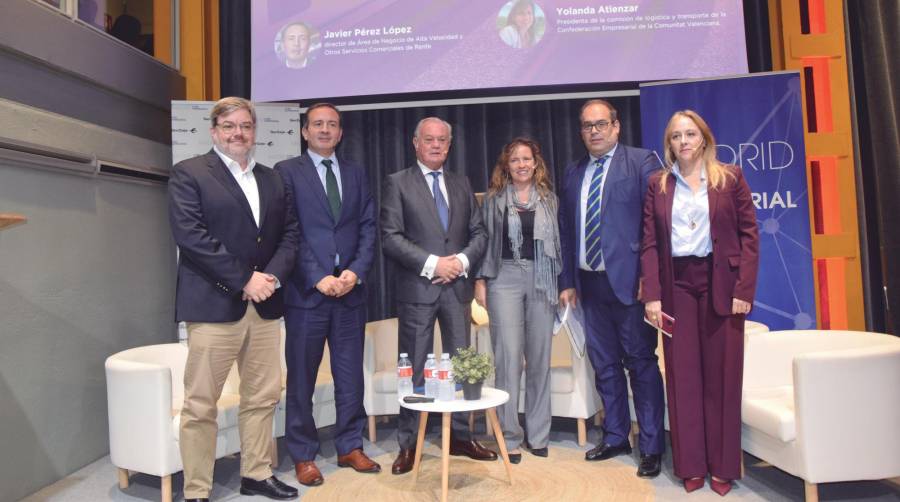 Carlos Alberto Joao, vicepresidente de Infraestructuras de Portugal; Javier Pérez, director de Alta Velocidad de Renfe; Carlos González, vicepresidente de CEIM; Yolanda Atienzar, presidenta de la comisión Logística de la CEV; José Antonio Sebastián, comisionado del Corredor Atlántico; y Carmen Soria, moderadora. Foto M.C.