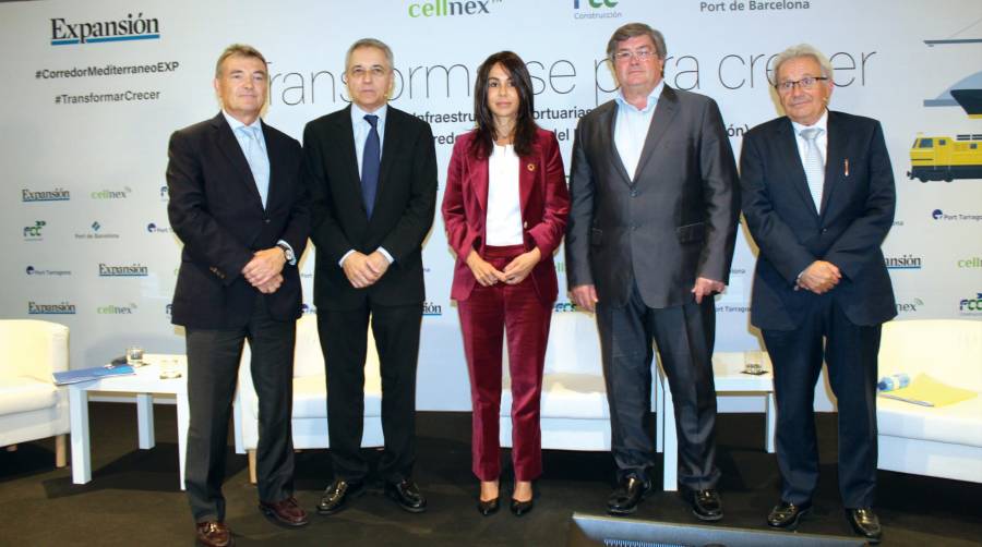 Santiago García-Milà, subdirector general de Innovación y Estrategia de Negocio del Port de Barcelona; José Orihuel, redactor jefe de Expansión; Isabel Pardo de Vera, secretaria de Estado de Transporte, Movilidad y Agenda Urbana; Raúl González, responsable de proyectos colaborativos en Cellnex, y Miguel Roset, jefe de Departamento de FCC Construcción. Foto L.E.