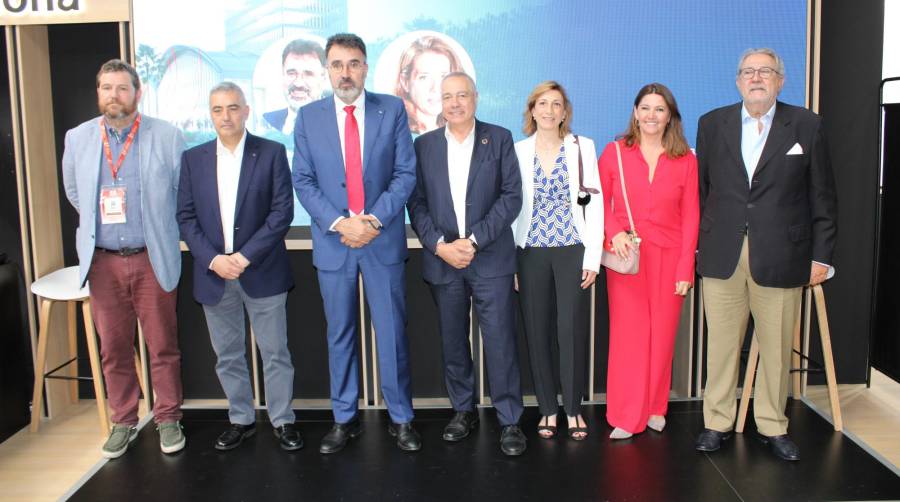 Marc Sanglas, secretario de Movilidad de la Generalitat; Salvador Richard, presidente de la Asociación de Empresas Consignatarias de Barcelona; Lluís Salvadó, presidente Port de Barcelona; Pere Navarro, presidente del SIL; Mercè Coscolla, directora del COACAB; Blanca Sorigué, directora general del CZFB; y Javier Vidal, presidente de la AEEPB. Fotos M.V.