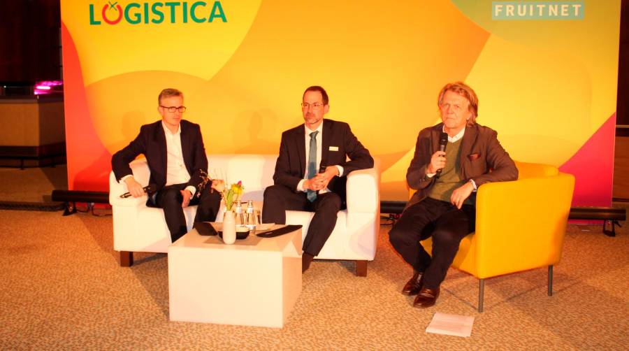 Desde la izquierda, Mike Knowles, autor del estudio sobre tendencias What next for fresh produce? Ten key trends for the fruit and vegetable business in 2023; Kai Mangelberger, director de la feria; y Chris White, presidente del Consejo Asesor Internacional de Fruit Logistica.