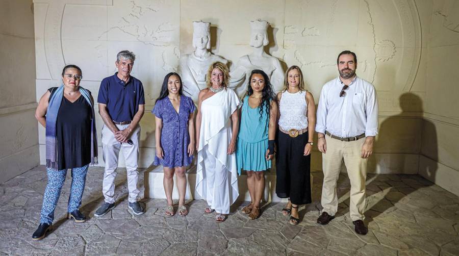 La presidenta del Puerto de Huelva, Pilar Miranda en la visita del Monumento a Colón.