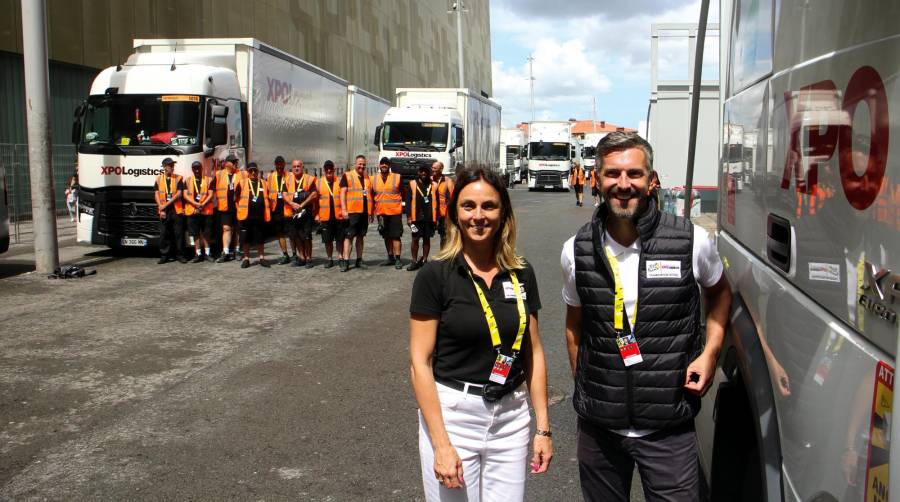 Beatriz Armijo, directora de Comunicación de XPO Logistics en Europa, y Jean-Baptiste Hocquaux, director de Logística de eventos de XPO Logistics en Europa, junto al estadio de San Mamés en Bilbao con un grupo de chóferes de la compañía, en la jornada previa a la salida (“Grand Depart”) del Tour de Francia. Foto J.P.