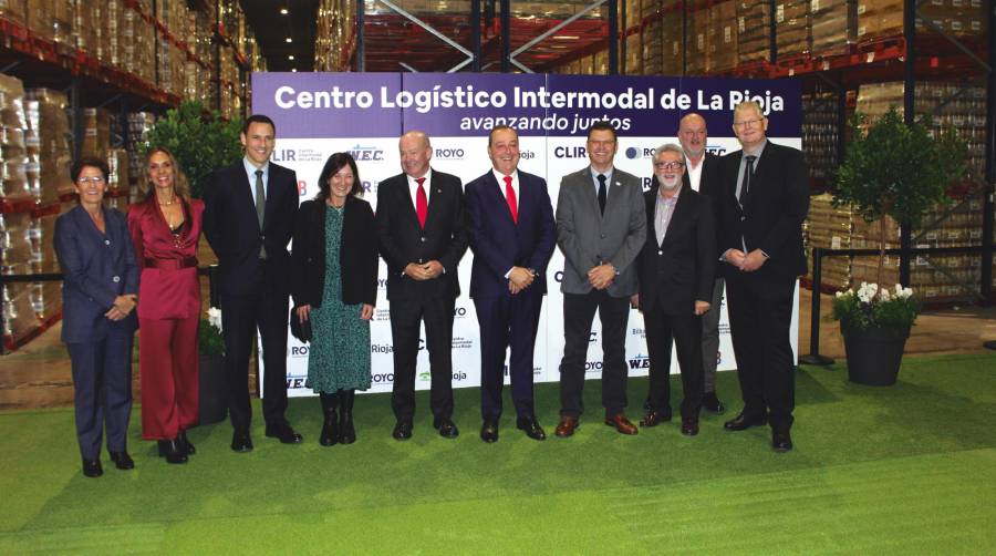 Desde la izquierda: Amaia Sarasola, AP de Bilbao; Arantxa Perá, W.E.C: Lines; Andima Ormaetxe, AP de Bilbao; Elsa Conejo, W.E.C. Lines; Ricardo Barkala, presidente AP de Bilbao; Abel Royo, director general Royo Logística; Patrick Ram, director general W.E.C. Lines España; Pedro López, director comercial Royo Logística; Steven Molenaar, director Transporte Intermodal W.E.C. Lines España; André Schinkel, Manager Equipos W.E.C. Lines España. Foto J.P.