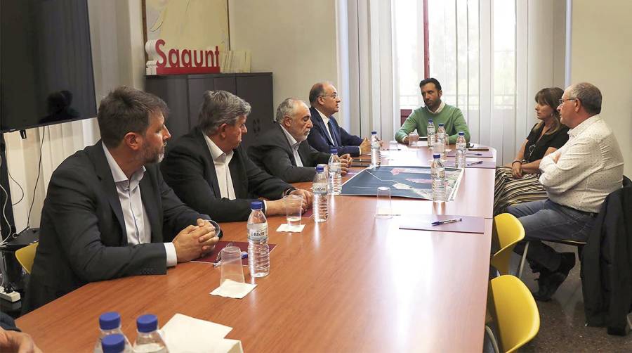 Un momento del encuentro mantenido entre representantes de la APV y el Ayuntamiento de Sagunto.