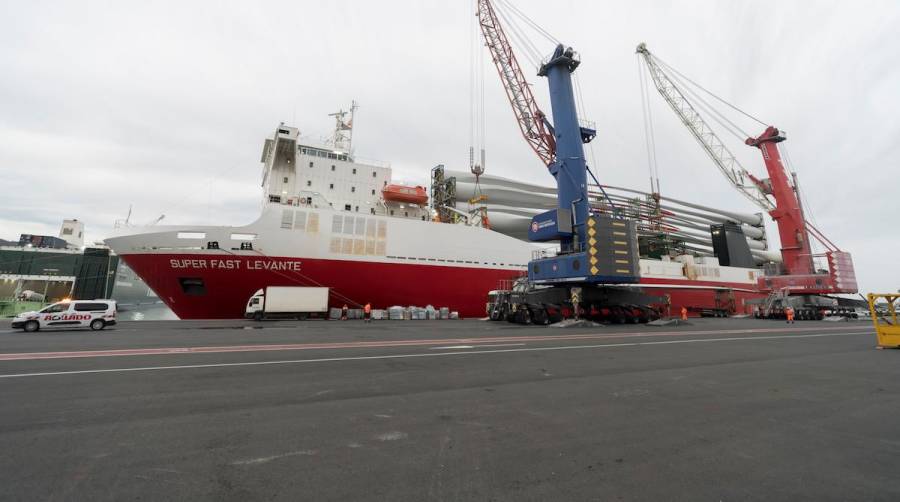 Fabricantes de eólicos como Nordex Acciona, con plantas en la zona de influencia del Puerto de Bilbao, utilizan este enclave para almacenamiento, exportación e importación de estos componentes.