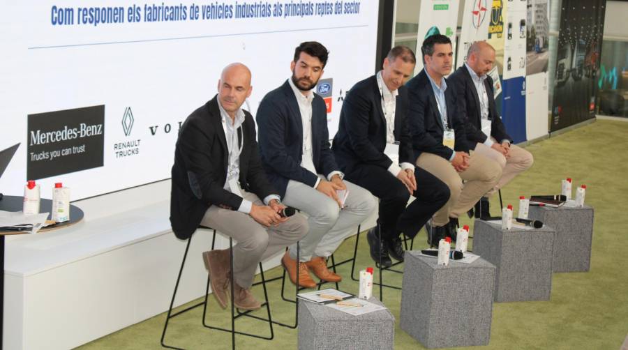 Representantes de Man, Ford, Daimler, Volvo y Renault participaron en una de las mesas redondas de la 6ª edición de Ecotransporte. Foto M.V.