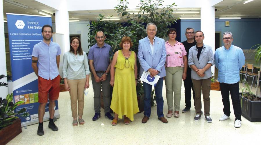 Borja Cabezali, profesor del INS Les Salines; Ana Tomás, jefa del departamento de Comercio Internacional y Márketing; Xavier Rius, director del ICIL; Pilar Eslava, teniente de alcalde del área de Educación y Cultura del ayuntamiento del Prat de Llobregat; Miguel Ángel Noval, director del INS Les Salines; Vinyet Vecino; Jordi Margarit y Said Foutina, profesores del centro, y Enric Colomer, jefe de estudios del centro. Foto Leila Escrihuela.