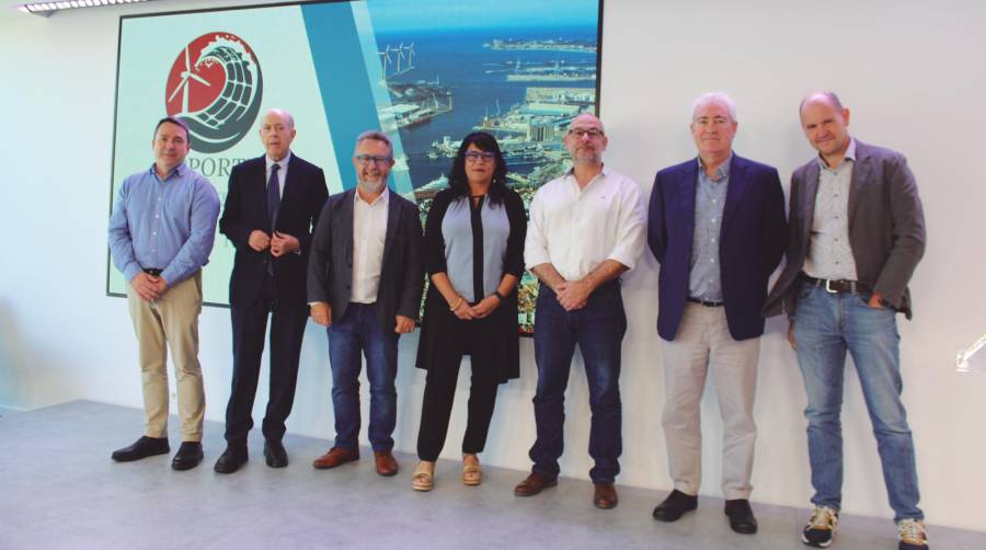 Desde la izquierda: Isaac Justicia, director técnico de la Vall de l’Hidrogen de Catalunya; Joan Oriol, presidente de APPORTT; Saül Garreta, presidente de la AP de Tarragona; Anna Domenjó, directora comercial de Electra Caldense; Marc Roca, gerente de APPORTT; Ramón Ignacio García, director general de Port Tarragona y Oriol Xalabarder, consejero delegado de Electra Caldense. Foto C.C.