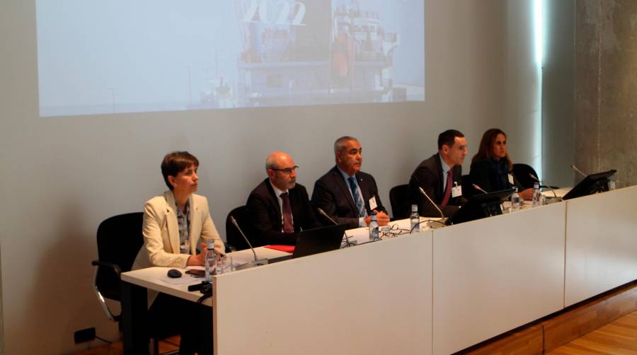 Inmaculada Ugarteche, directora de UniportBilbao; Asier Varona, secretario; Jaber Bringas, presidente; Andima Ormaetxe, en representación de Ricardo Barkala, vicepresidente 1º; Elvira Gallego, vicepresidente 2º. Foto J.P.