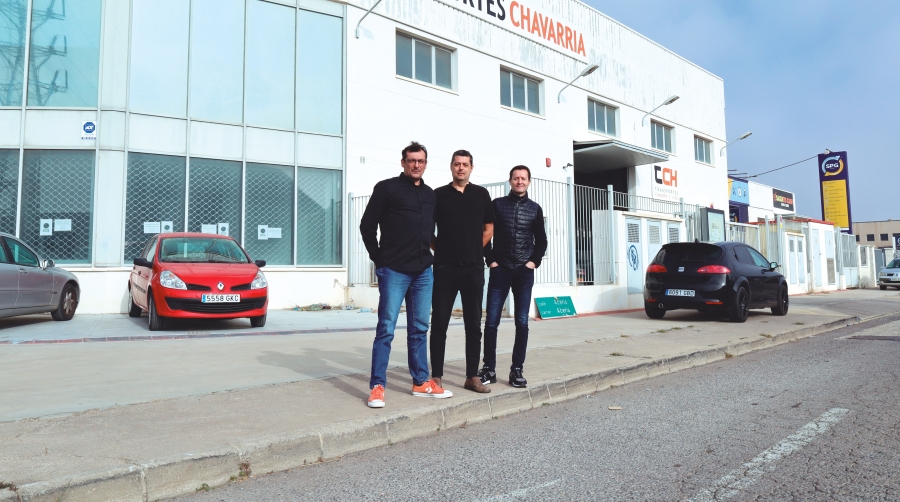 Abel de Andrés, responsable de la Línea de Tráfico Portuario; César Chavarría, gerente; y Manuel Chavarría, director general de Transportes Chavarría e Hijos, frente a las instalaciones de la compañía en Sagunto. Foto R. T.