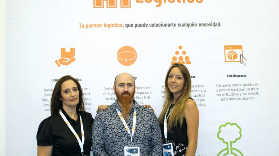 Equipo de Hi Logistics presente en ENCAJA: Mar López, comercial de Valencia; Tole Alonso, delegado de Sevilla; y Patricia Domingo, del departamento de Expansión. Foto Magda Tatay.