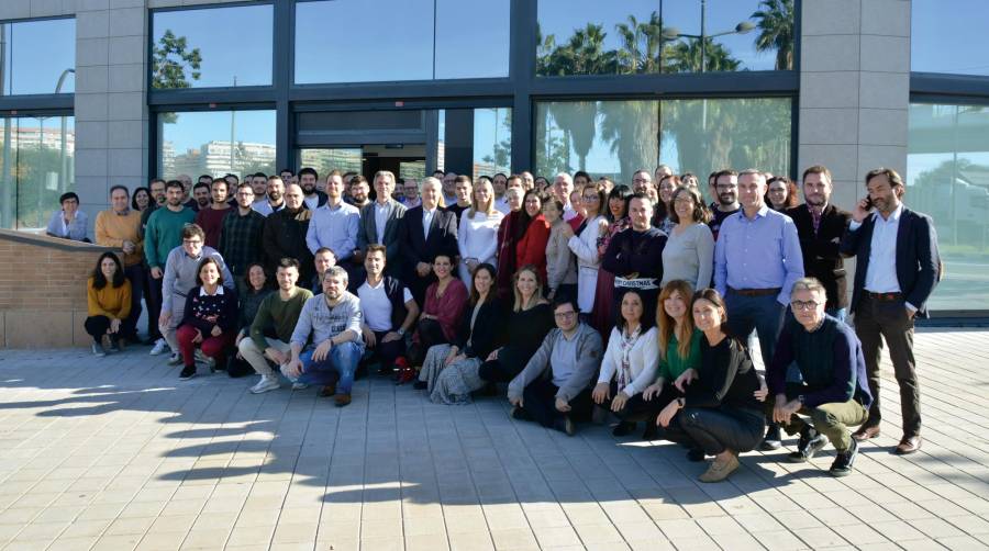 La plantilla de Infoport está integrada en la actualidad por más de 80 profesionales. En la imagen, equipo humano de la compañía frente a sus instalaciones. Foto: Raúl Tárrega.