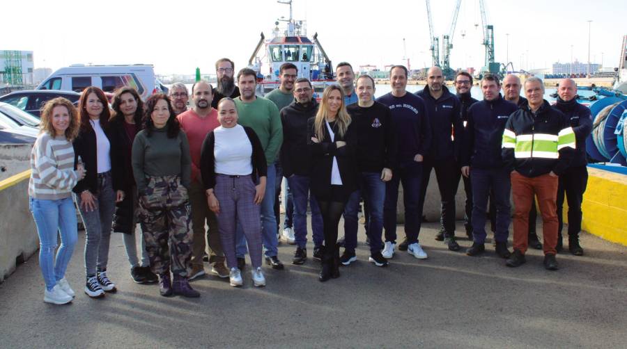 Parte del equipo de Cemesa en el exterior de sus instalaciones en Barcelona. Foto M.V.