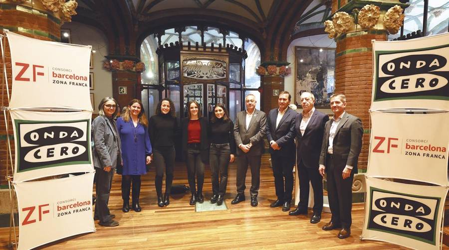 El delegado especial del Estado en el CZFB, Pere Navarro, y la directora general del CZFB, Blanca Sorigué, junto a los representantes de las entidades reconocida.