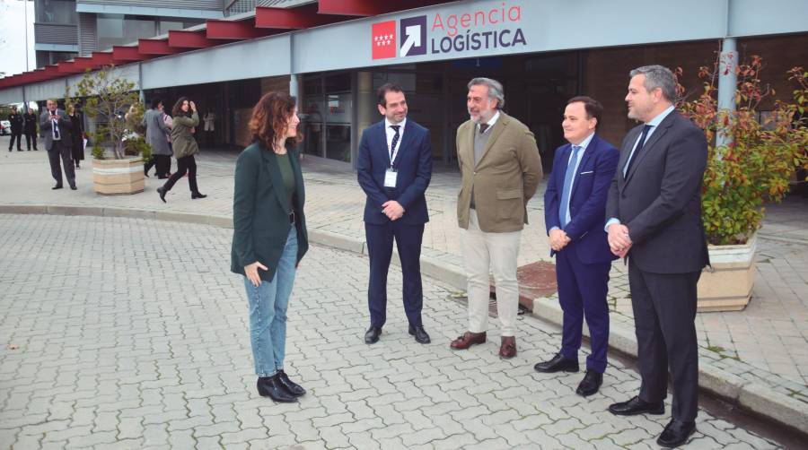 La presidenta de la Comunidad de Madrid, Isabel Díaz Ayuso, a su llegada al acto, junto al consejero de Transportes, Jorge Rodrigo; el alcalde de Coslada, Ángel Viveros; el presidente de la Cámara de Comercio de Madrid, Ángel Asensio; y el director general de la Agencia Logística, Eduardo San Román. Foto M.J.