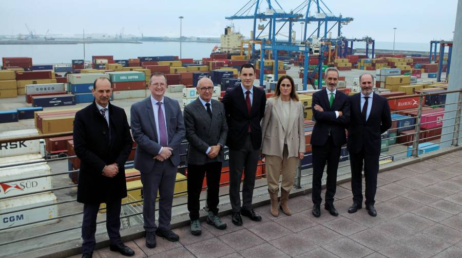 Desde la izquierda: Mikel Urrutia, General Manager de Vasco Shipping Services; Petr Matyáš, Primer Secretario de la Embajada de Chequia en España; Libor Sečka, Embajador de la Republica Checa en España; Andima Ormaetxe, director de Operaciones, Comercio y Logística de la Autoridad Portuaria de Bilbao; Elvira Gallego, directora de CSP Iberian Terminal Bilbao; Jon Azarloza, CEO de VASCO Group; Mikel Garteiz-goxeaskoa, Cónsul Honorario de la República Checa para el País Vasco y Navarra. Foto J.P.