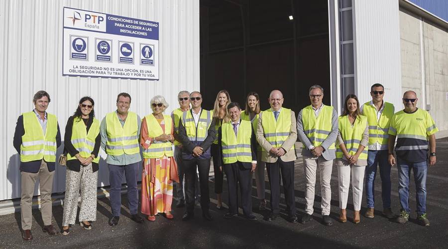 La presidenta de la Autoridad Portuaria de la Bahía de Cádiz, Teófila Martínez, ha visitado la nave.