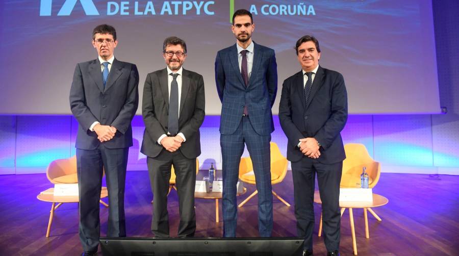 Manuel Arana Burgos, presidente de ATPYC y director de Planificación y Desarrollo de Puertos del Estado; Álvaro Rodríguez Dapena, presidente de Puertos del Estado; Pablo Fernández Vila, director xeral de Planificación Enerxética e Minas de la Xunta de Galicia; Martín Fernández Prado, presidente de la Autoridad Portuaria de A Coruña;