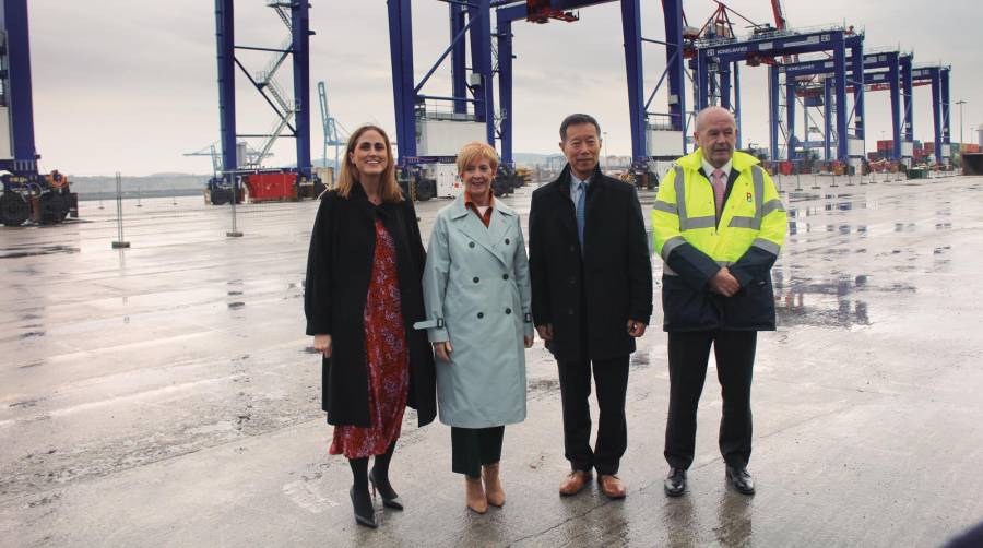 Desde la izquierda, Elvira Gallego, directora general de CSP Iberian Bilbao Terminal; Arantxa Tapia, consejera de Desarrollo Económico, Sostenibilidad y Medio Ambiente del Gobierno Vasco; Ken Chan, CEO de CSP Spain; y Ricardo Barkala, presidente de la Autoridad Portuaria de Bilbao. Foto J.P.