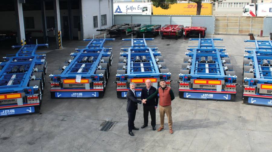 Pedro Máñez, gerente de Joman Group; Miguel Javier, director comercial de Ibertrailer; y Javier Alabau, responsable de tráfico de Joman Group, oficializaron la entrega en las instalaciones de Ibertrailer, en el polígono industrial de Silla. Foto: Arturo García.