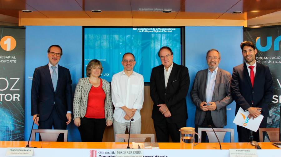 Francisco Aranda, presidente de UNO; Mercè Rius, directora general de Transportes y Movilidad de la Generalitat de Catalunya; Manuel Valdés, gerente de Movilidad e Infraestructuras del Ayuntamiento de Barcelona; José Maria Fortuny, subdirector general de Ordenación del Transporte y Desarrollo Sectorial de la Generalitat; Carles Conill, director de Servicios de Movilidad del Área Metropolitana de Barcelona (AMB), y Rafael Aguilera, director gerente de UNO. Foto Leila Escrihuela.