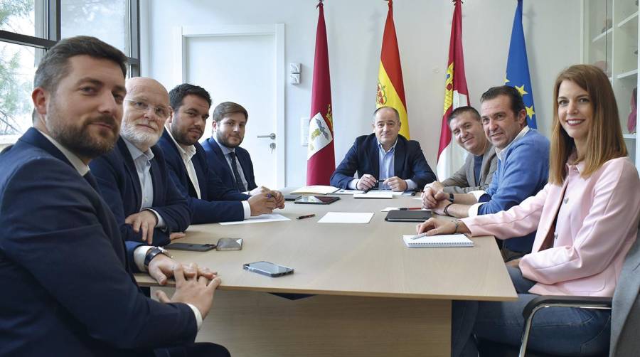 Un momento de la reunión entre representantes del Ayuntamiento de Albacete, la Consejería de Fomento de Castilla-La Mancha, la Diputación de Albacete y el Grupo Candelo.