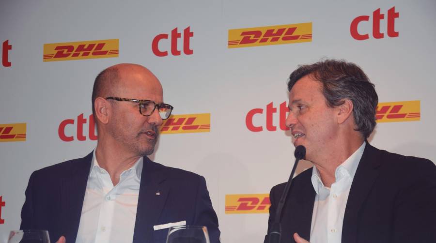 João Bento, CEO de CTT-Correios de Portugal (izquierda) junto a Pablo Ciano, CEO de DHL eCommerce (derecha), ayer durante la rueda de prensa celebrada en Madrid para la presentación del acuerdo. Foto M.J.