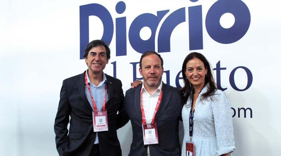 Jaime Pinedo, delegado zona norte de Grupo Diario; Áxel Dewaleyne, country manager Spain de Transfennica Logistics (Grupo Spliethoff) y Magda Tatay, directora editorial de Grupo Diario. Foto M.G.