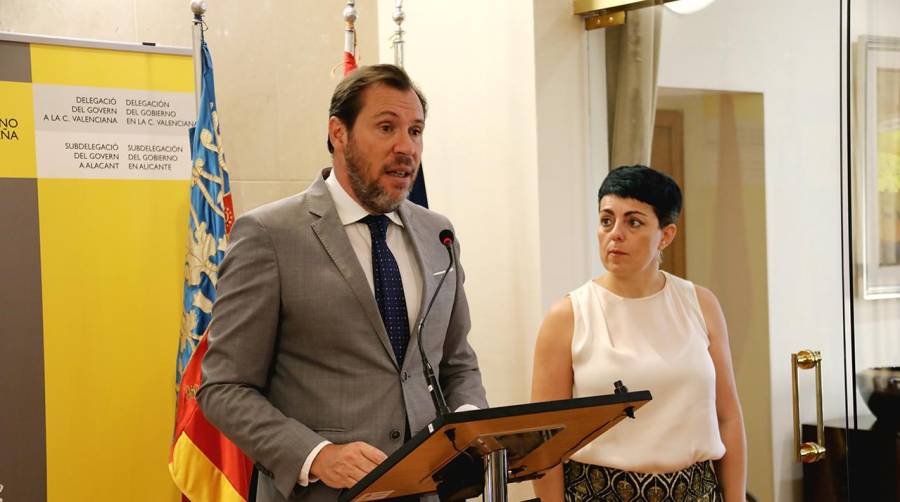 Óscar Puente, ministro de Transportes y Movilidad Sostenible junto a Marta Serrano, secretaria general de Transporte Terrestre, durante su comparecencia en Alicante.