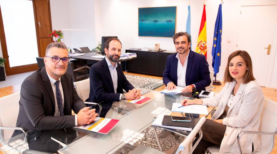 Desde la izquierda: Iago Domínguez, gerente del Clúster de la Función Logística de Galicia; Xoan Martínez, presidente del Clúster; Diego Calvo, conselleiro de Presidencia, Xustiza e Deportes de la Xunta de Galicia; Judit Fontela, directora general de Mobilidade.