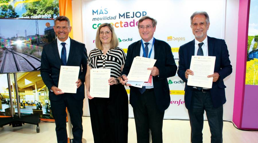 Desde la izquierda: Francisco Javier Lafuente, CEO del Grupo logístico Pantoja; María Luisa Domínguez, presidenta de Adif; Rafael Carmona, presidente de la APS; y Juan Fernández, presidente de Rail and Truck. Foto B.C.