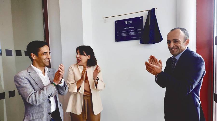 El alcalde de Ferrol, José Manuel Rey Varela, la conselleira de Economía e Industria de la Xunta de Galicia, María Jesús Lorenzana y el presidente de la Autoridad Portuaria de Ferrol-San Cibrao, Francisco Barea, han inaugurado el Edificio Prioriño.