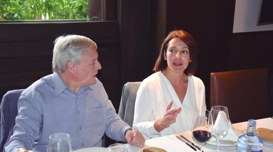 Yolanda Pozo, coordinadora Nacional de Aduanas de MPG, ayer al inicio de la comida junto al presidente de Propeller Madrid, Miguel Ángel Palomero.