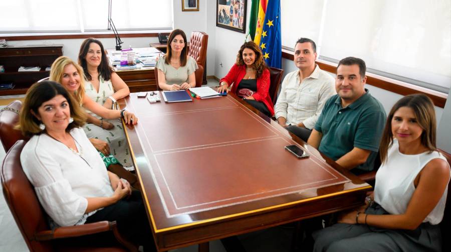 La presidenta de la APA se ha comprometido a estudiar las distintas posibilidades para estrechar la colaboración con la organización y hacer más accesible a los almerienses todo el conocimiento sobre el medio marino.