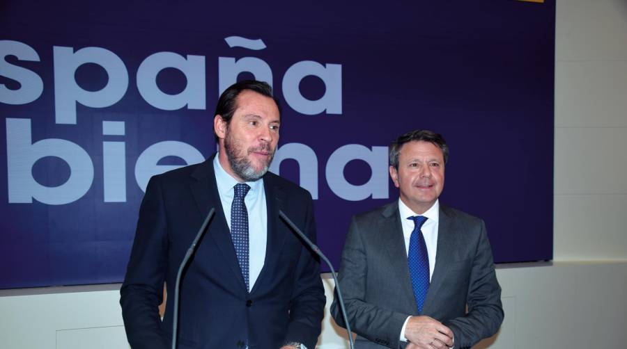 El ministro de Transportes, Óscar Puente, durante su comparecencia de ayer ante los medios de comunicación junto al secretario de Estado de Transportes, José Antonio Santano. Foto M.J..