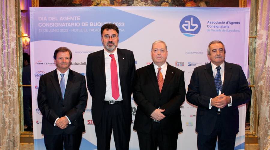 Antonio Llobet, presidente del Colegio Oficial de Agentes de Aduanas y Representantes Aduaneros de Barcelona; Lluís Salvadó, presidente de Port de Barcelona; Jordi Trius, presidente de la Asociación de Agentes Consignatarios de Buques de Barcelona y Emili Sanz, presidente de la Asociación de Transitarios (ATEIA-OLTRA). Fotos Juan Porta.