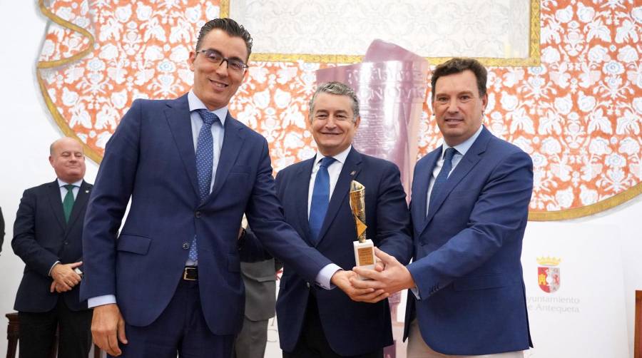 El presidente del Puerto de Huelva, Alberto Santana, recogió el premio junto con el director territorial Sur de Telefónica España, Joaquín Segovia.