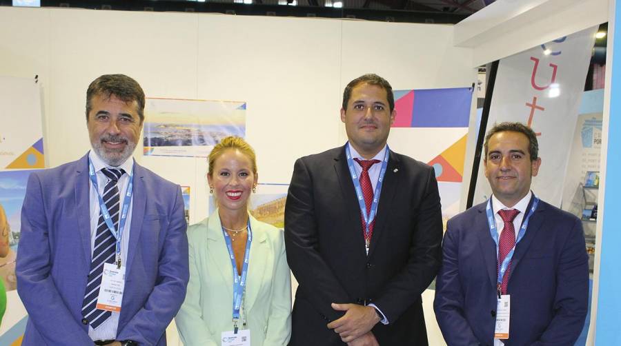 Víctor Jiménez, responsable comercial del Puerto de Ceuta; Tamara Guerrero, directora general de Turismo de Ceuta; Alejandro Ramírez; consejero de Turismo de Ceuta; y Adolfo Orozco, director del Puerto de Ceuta. Foto E.M.