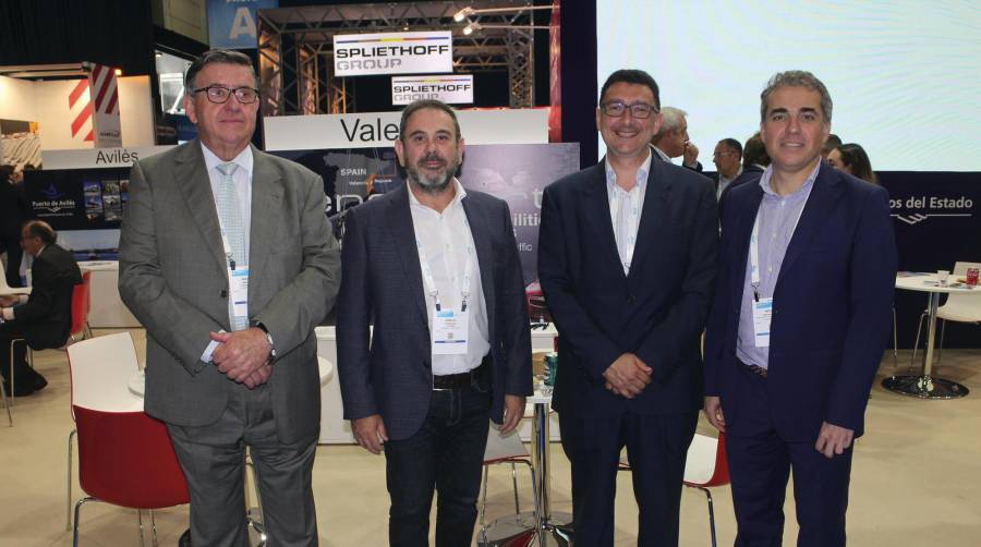 Desde la izquierda: Néstor Martínez jefe de Comercial y Desarrollo de Negocio y Manuel García, responsable de Desarrollo de Negocio; Ignacio Rodríguez, director general de Yilport Setúbal-Huelva; Miguel Marín, de CSP Spain. Foto J.P.